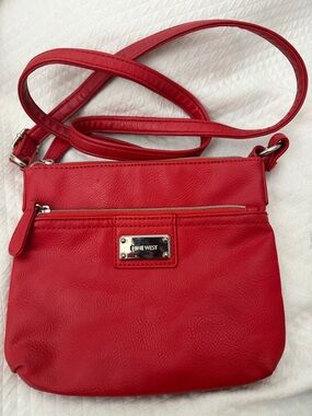 Nine West Vibrant Coral Red Pebbled Crossbody Bag – Triple Zip Messenger